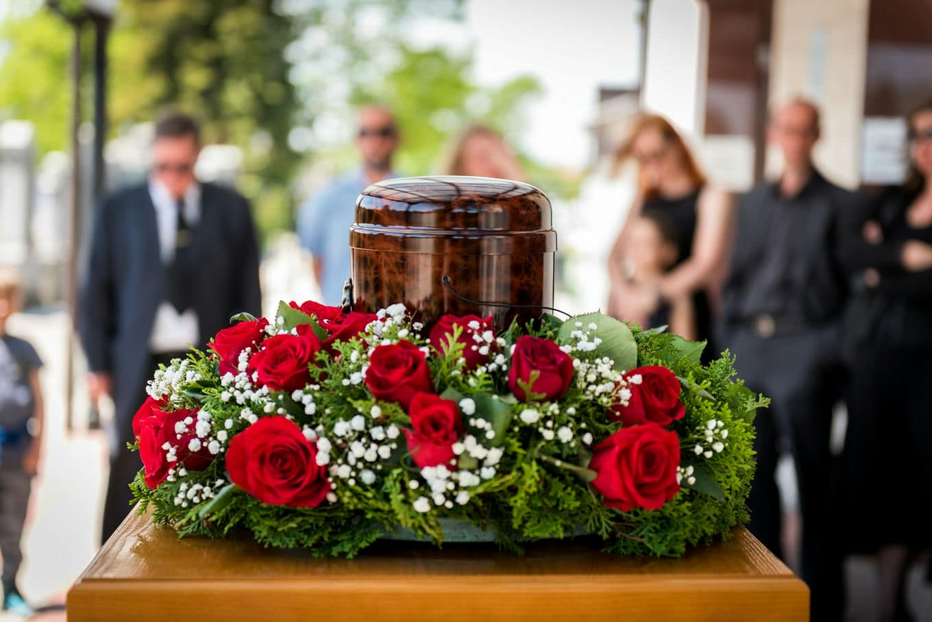 urna pogrzebowa i żałobnicy